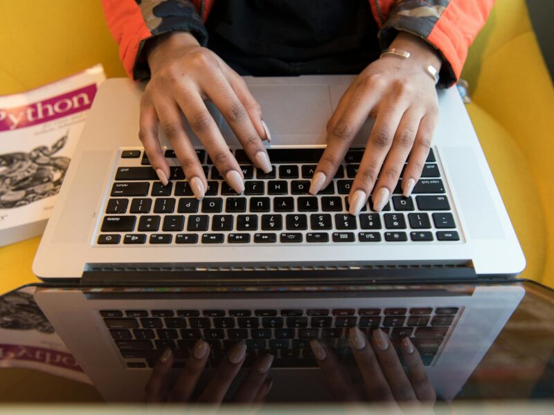 Jovem aprendendo habilidades técnicas e construindo carreira alternativa