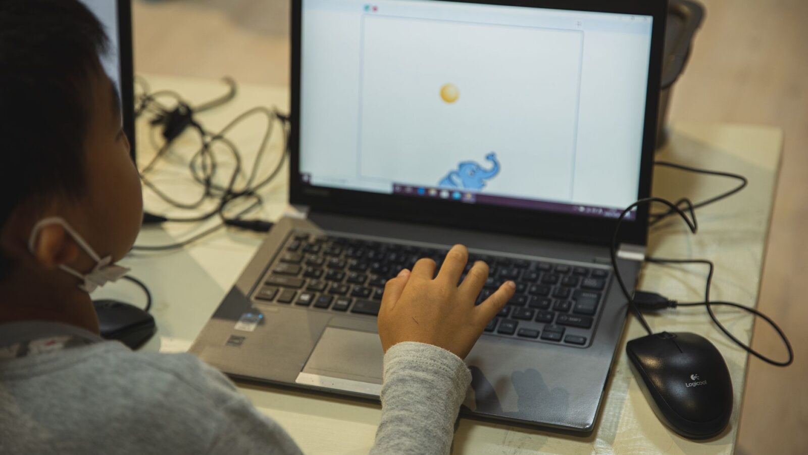 96% das escolas têm internet — aluno municipal usa 2,5x menos que estadual para aprender