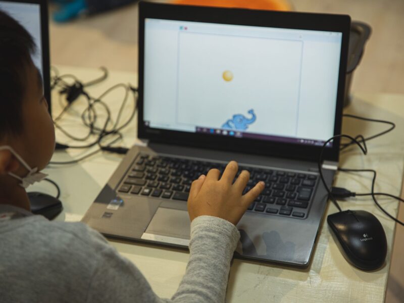 96% das escolas têm internet — aluno municipal usa 2,5x menos que estadual para aprender