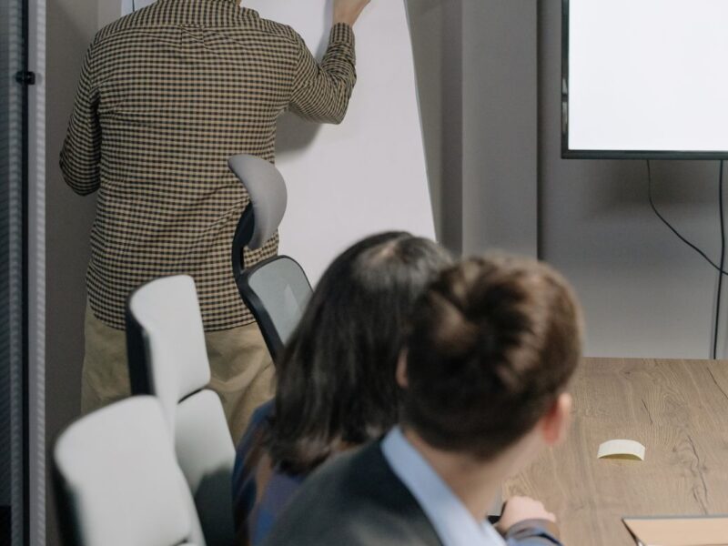 Colegas colaborando — mentoria o upskilling que IA não substitui