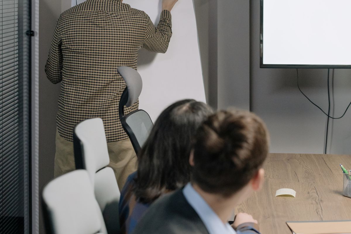 Colegas colaborando — mentoria o upskilling que IA não substitui