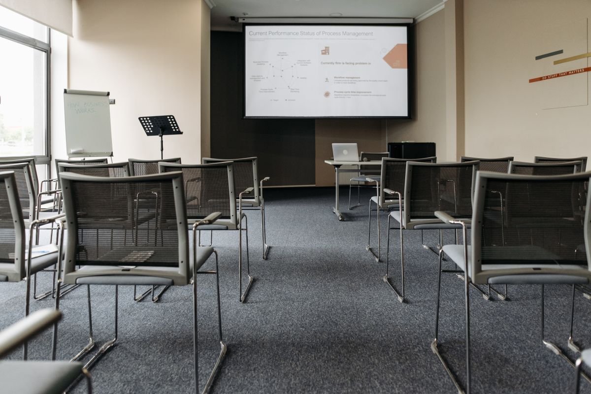 Sala de conferência — FGV EAESP upskilling preenche 45% vagas mais rápido