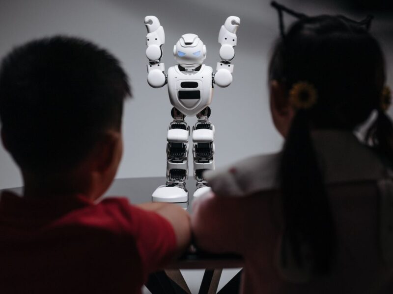 Crianças explorando tecnologia — conectividade significativa educação digital