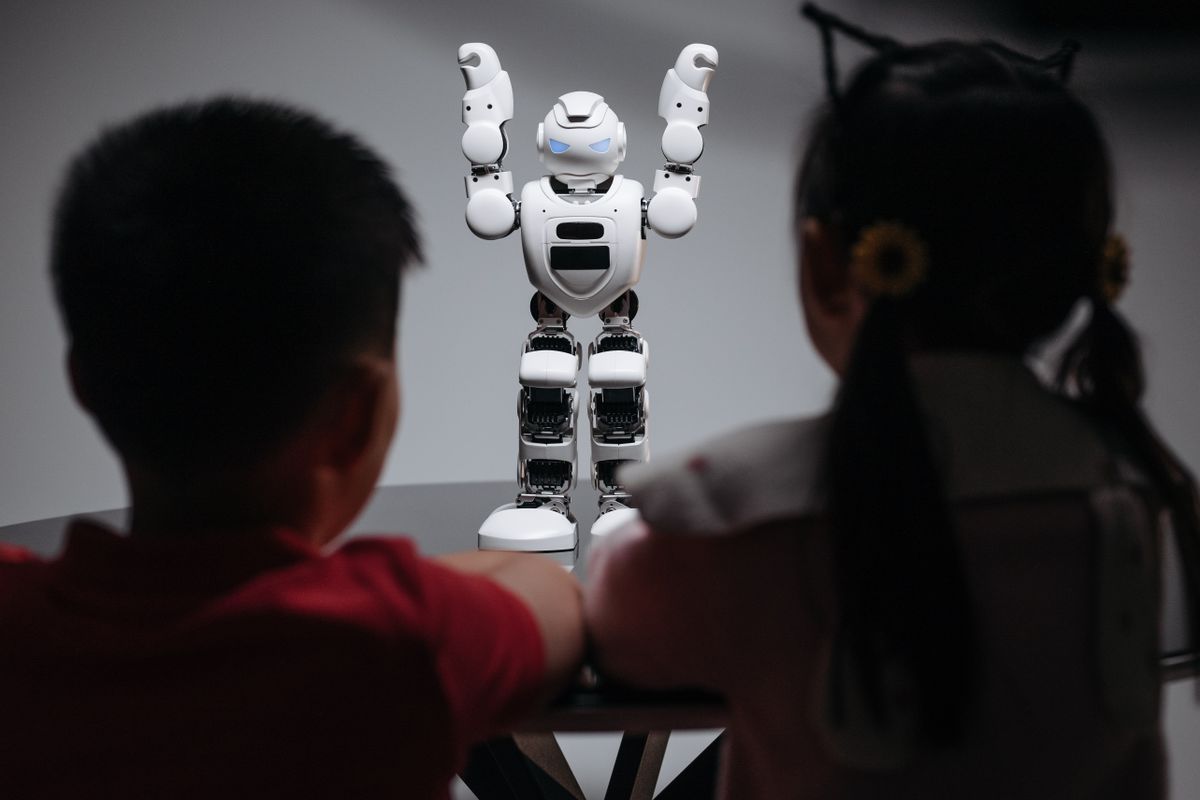 Crianças explorando tecnologia — conectividade significativa educação digital