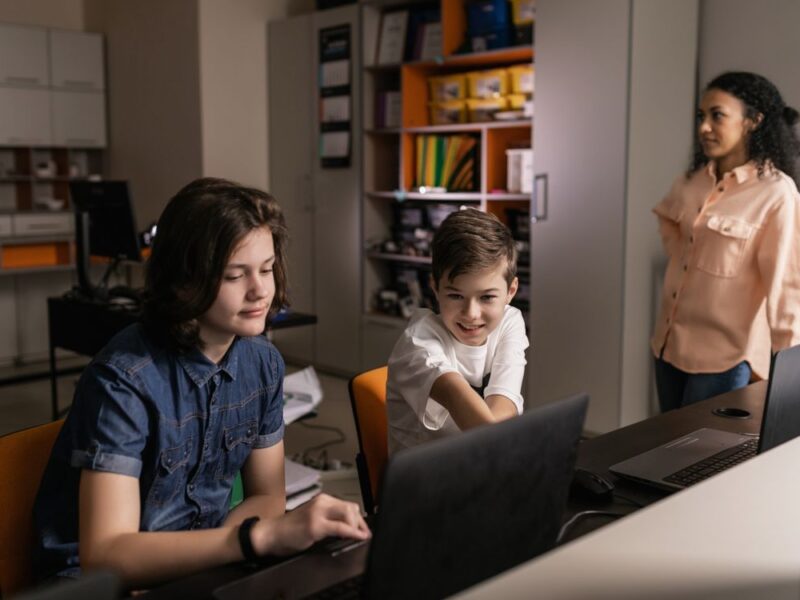 Alunos usando laptops em sala de aula com educação digital