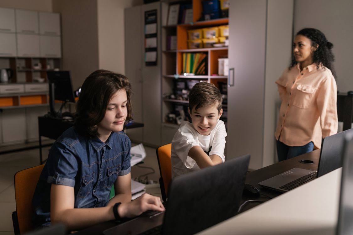 Alunos usando laptops em sala de aula com educação digital