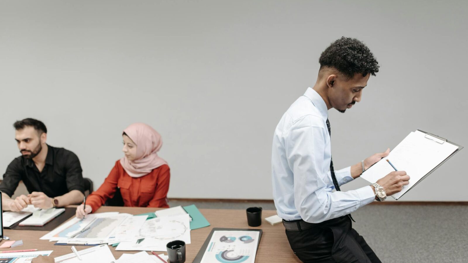 Jovem em estágio profissional aprendendo no ambiente de trabalho