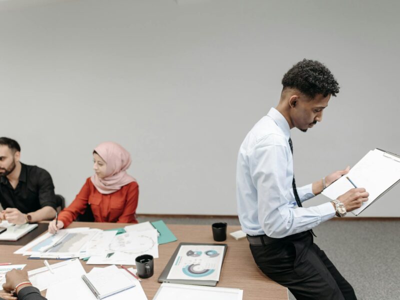 Jovem em estágio profissional aprendendo no ambiente de trabalho