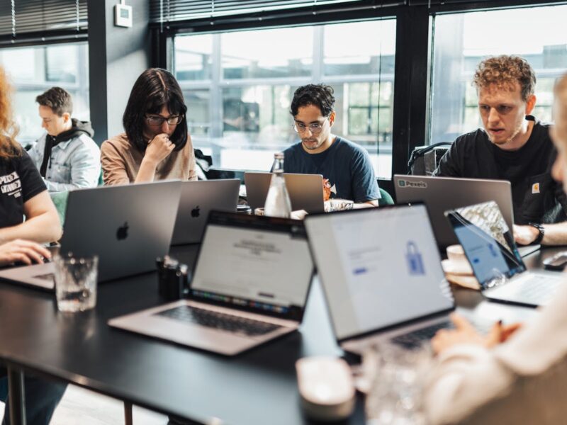 Equipe engajada em treinamento corporativo com gamificação na educação corporativa