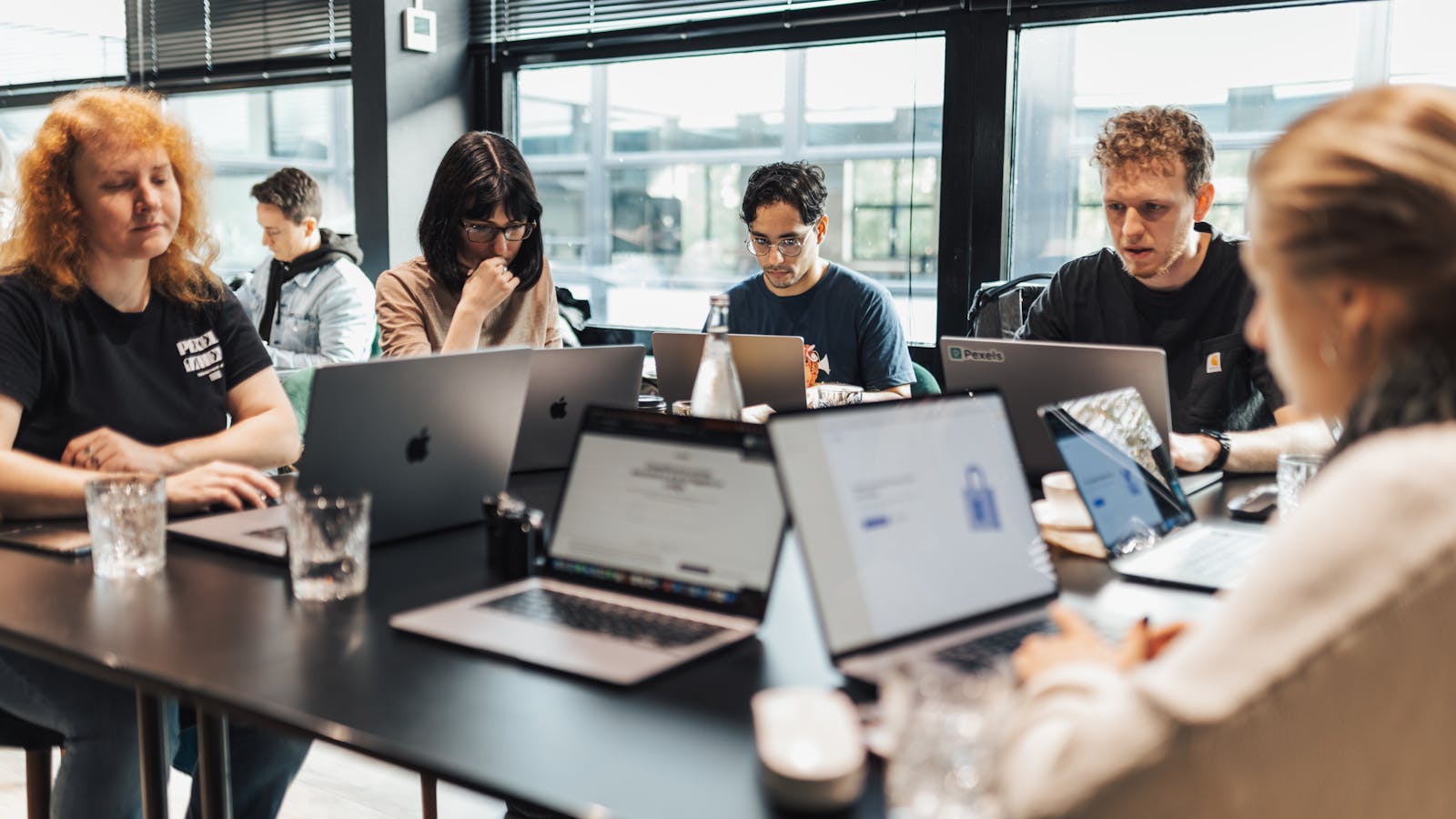 Equipe engajada em treinamento corporativo com gamificação na educação corporativa