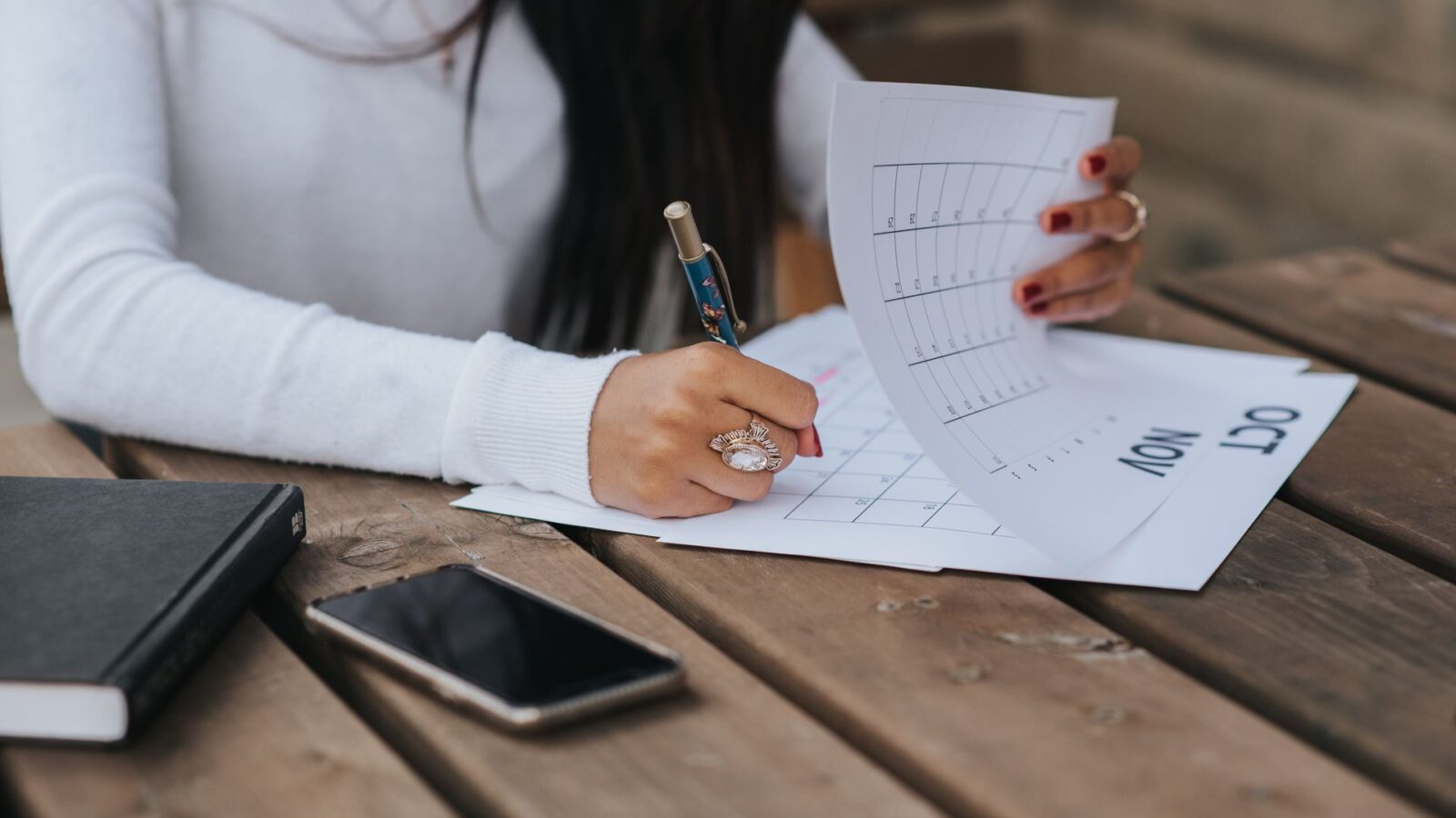Jovem organizando tempo e tarefas com planejamento eficaz