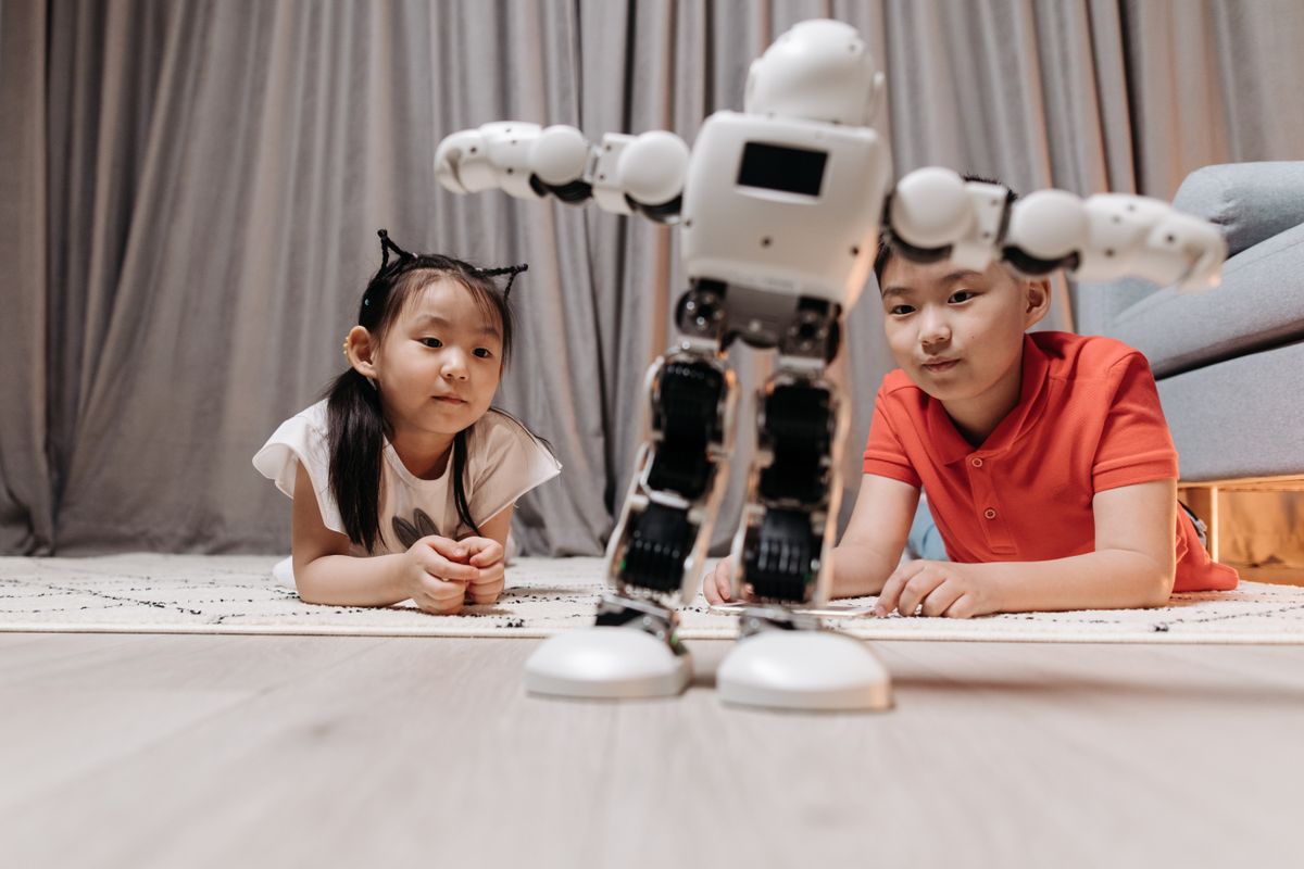 Crianças com tecnologia — dívida cognitiva inteligência artificial aprendizagem