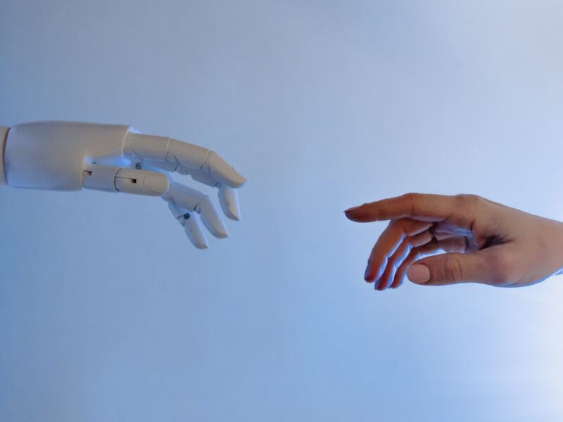 Pessoa interagindo com inteligência artificial em ambiente educacional