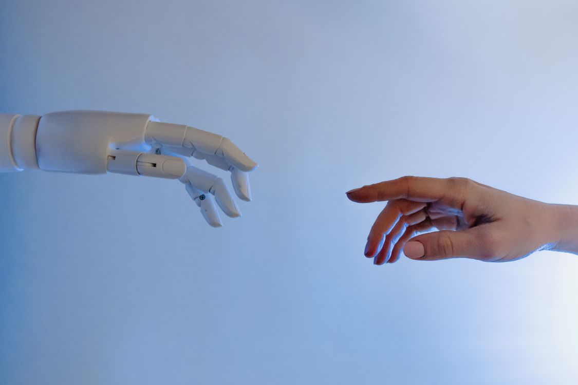 Pessoa interagindo com inteligência artificial em ambiente educacional