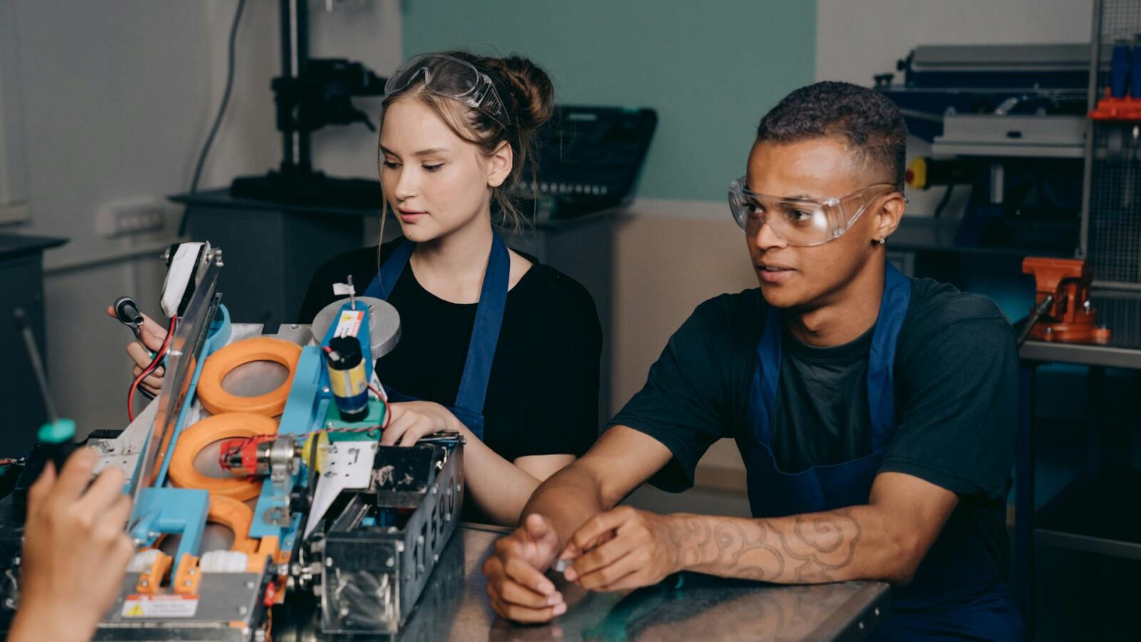Jovem aprendiz em ambiente profissional aprendendo com experiência