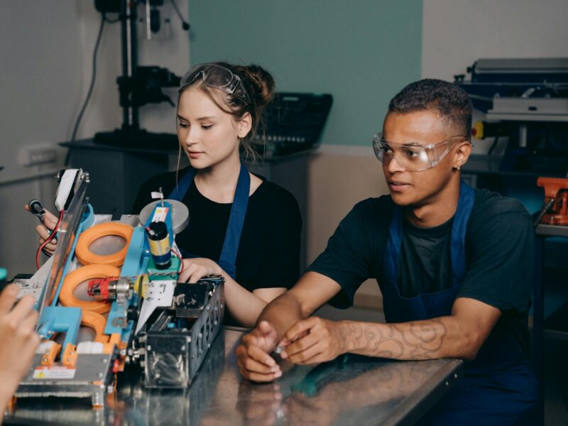 Jovem aprendiz em ambiente profissional aprendendo com experiência