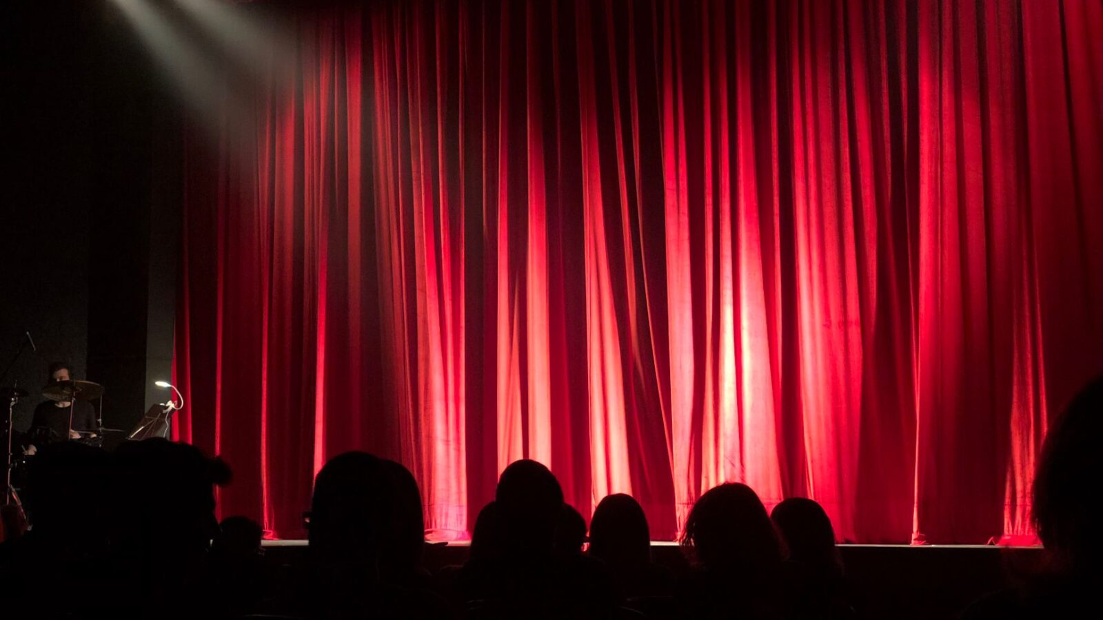 Palco iluminado representando projetos culturais da Lei Rouanet