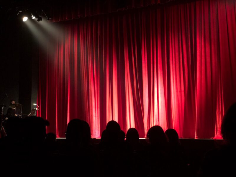 Palco iluminado representando projetos culturais da Lei Rouanet