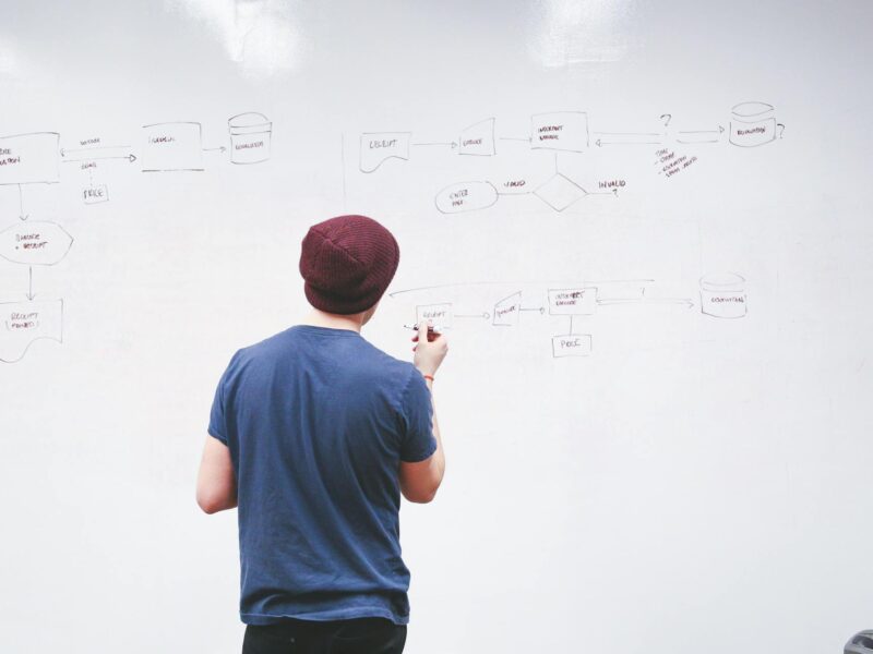 Jovens desenvolvendo pensamento crítico e capacidade analítica