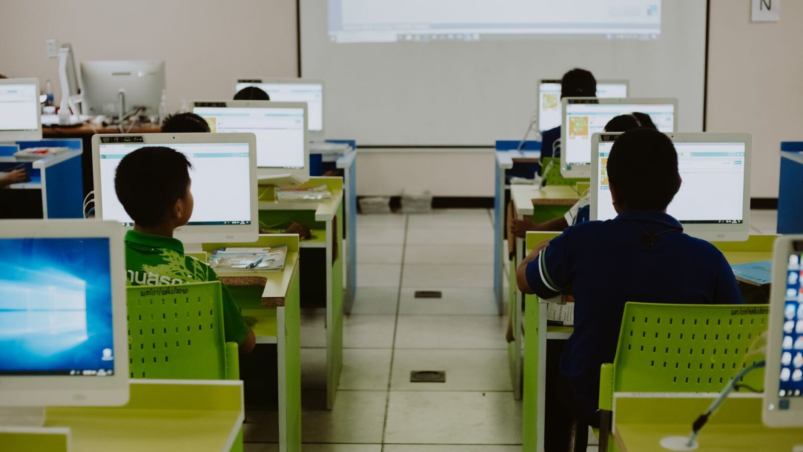 PNE 2026 torna educação digital obrigatória no currículo escolar brasileiro
