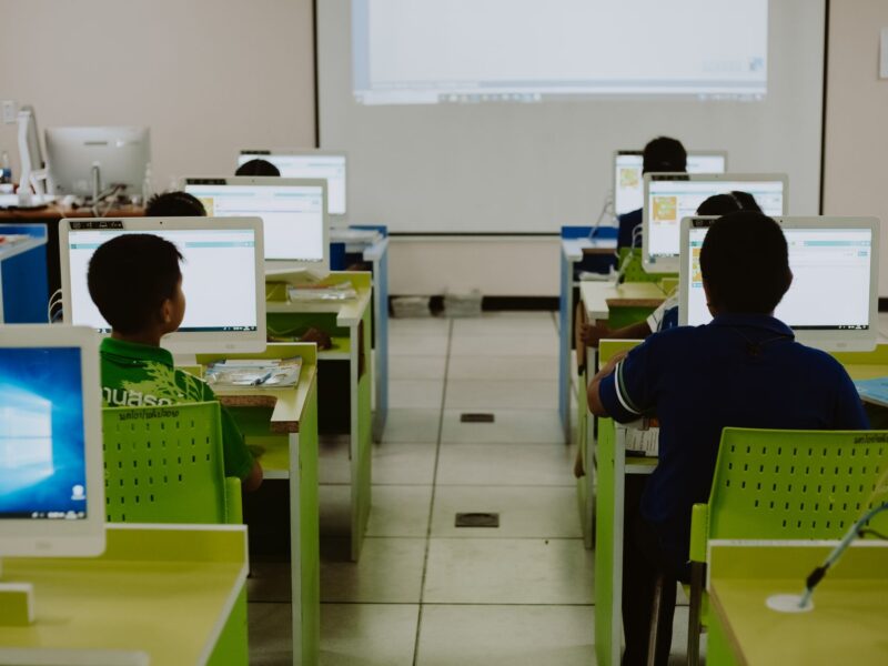 PNE 2026 torna educação digital obrigatória no currículo escolar brasileiro
