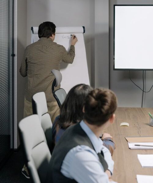 Profissional em treinamento corporativo desenvolvendo competências valorizadas no mercado