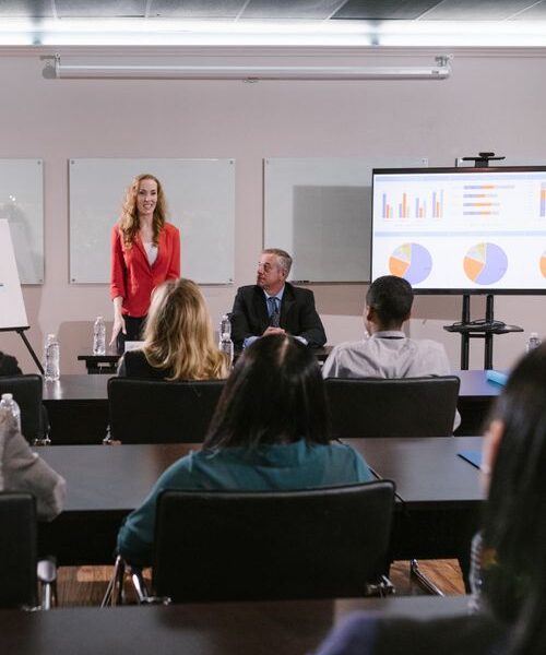 Equipe diversa em treinamento corporativo com perfis RIASEC distintos de aprendizagem