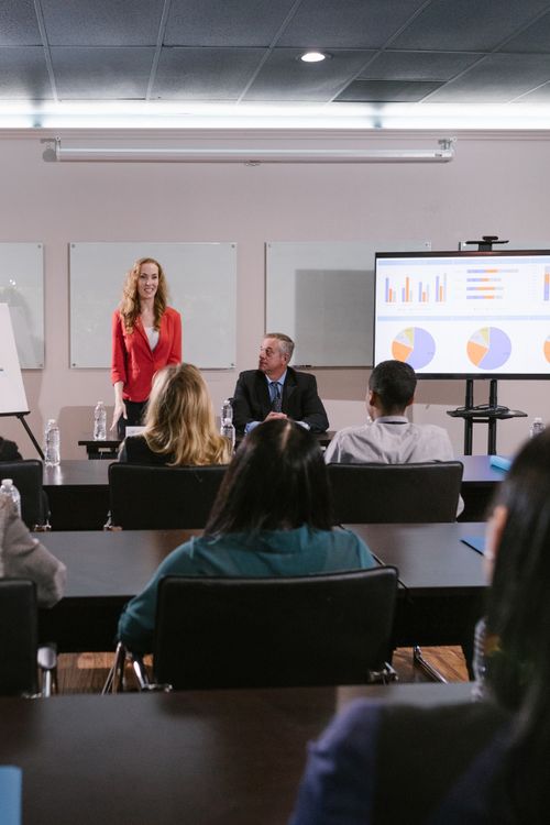 Equipe diversa em treinamento corporativo com perfis RIASEC distintos de aprendizagem