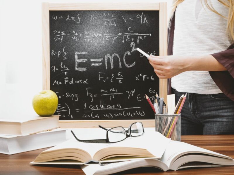 Colaborador realizando diagnóstico de competências para definir trilha de aprendizagem