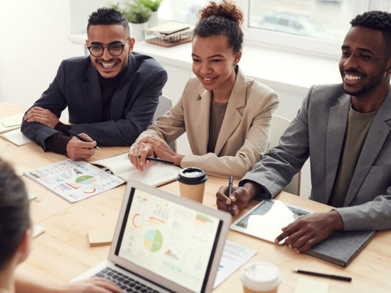 Equipe multigeracional em reunião corporativa