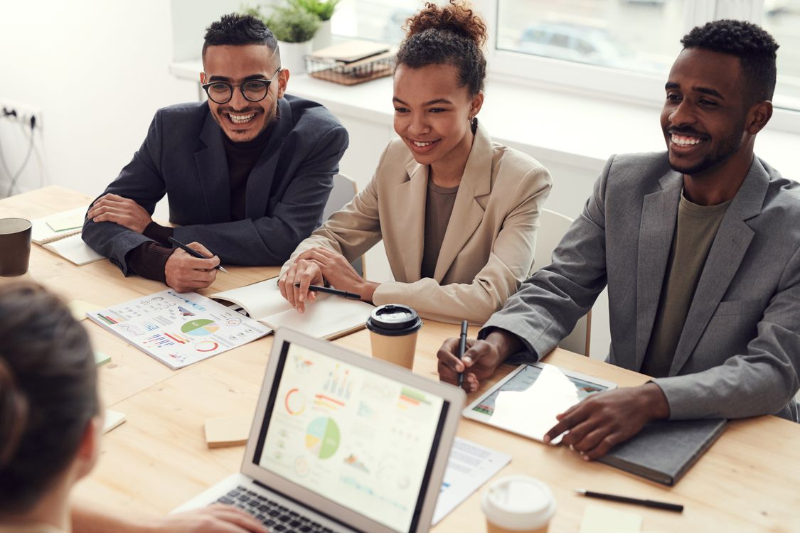 Equipe multigeracional em reunião corporativa