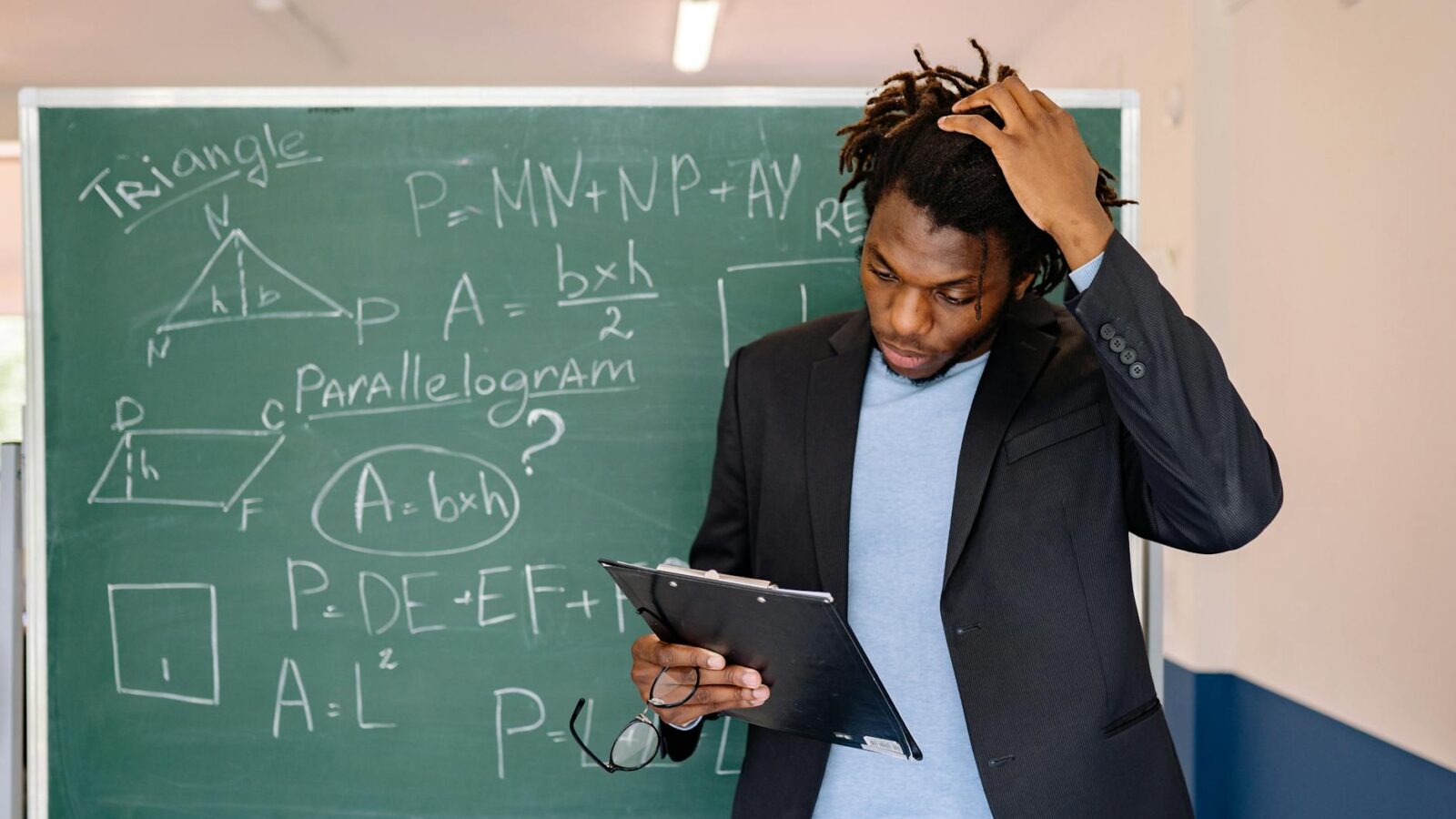 jovens praticando pensamento crítico e resolução de problemas