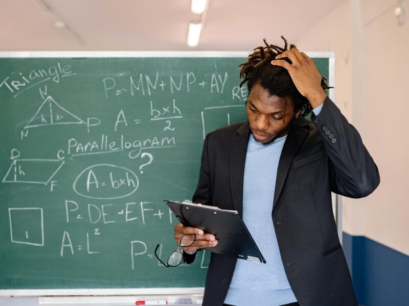 jovens praticando pensamento crítico e resolução de problemas