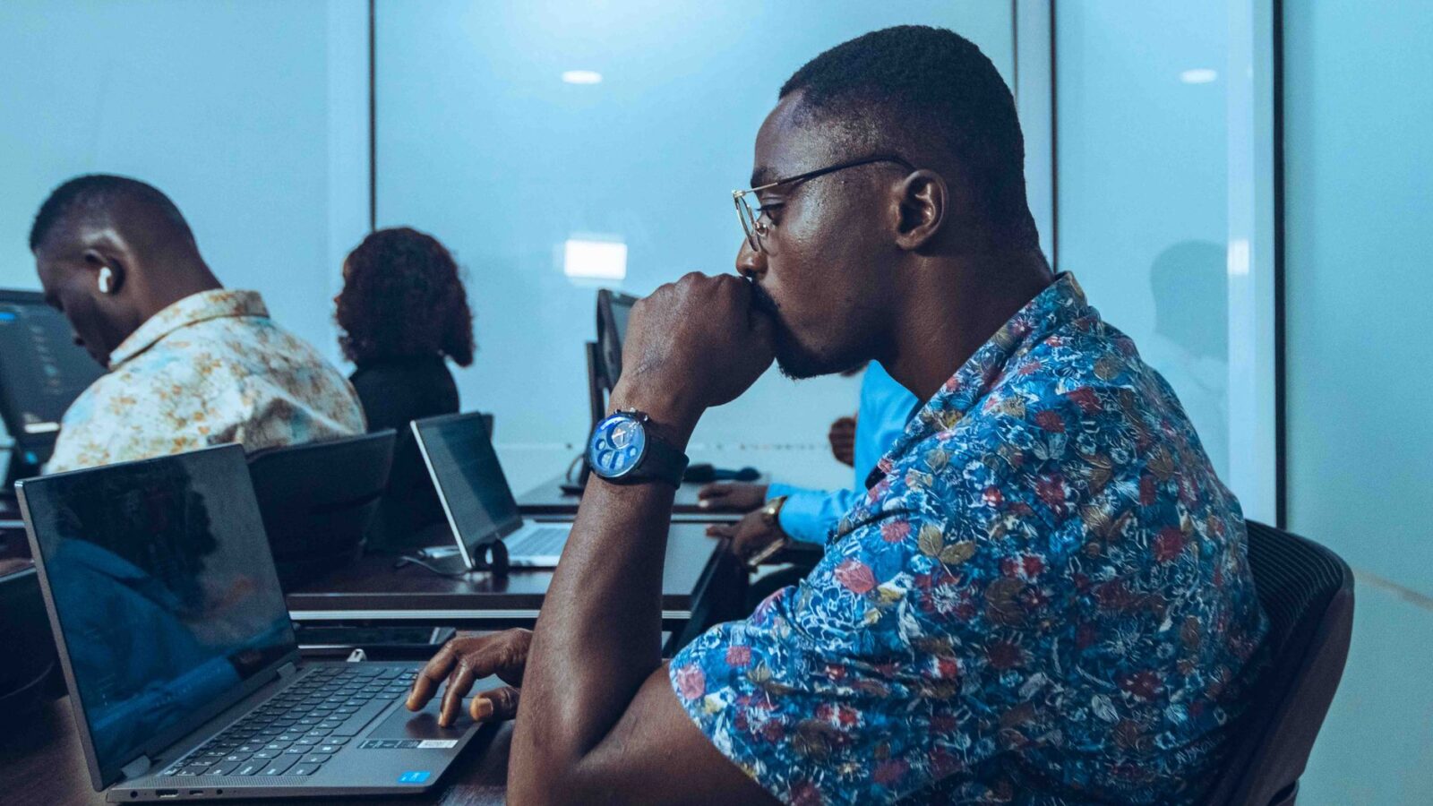 jovens desenvolvendo cultura digital e habilidades tecnológicas para 2025
