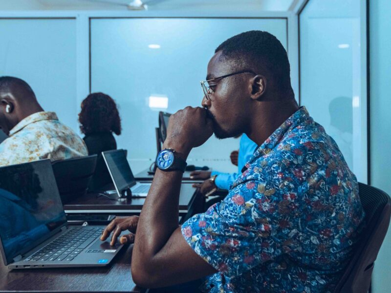 jovens desenvolvendo cultura digital e habilidades tecnológicas para 2025