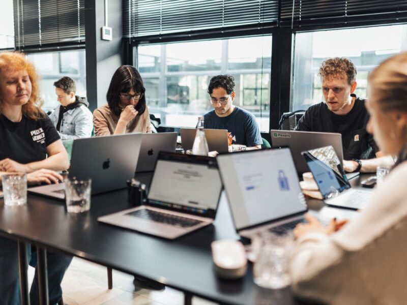 Equipe em treinamento corporativo e desenvolvimento profissional
