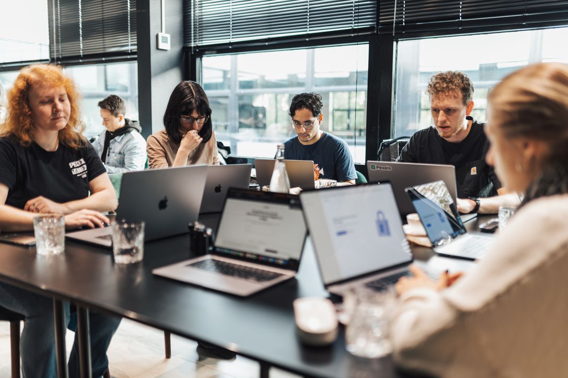 Equipe em treinamento corporativo e desenvolvimento profissional