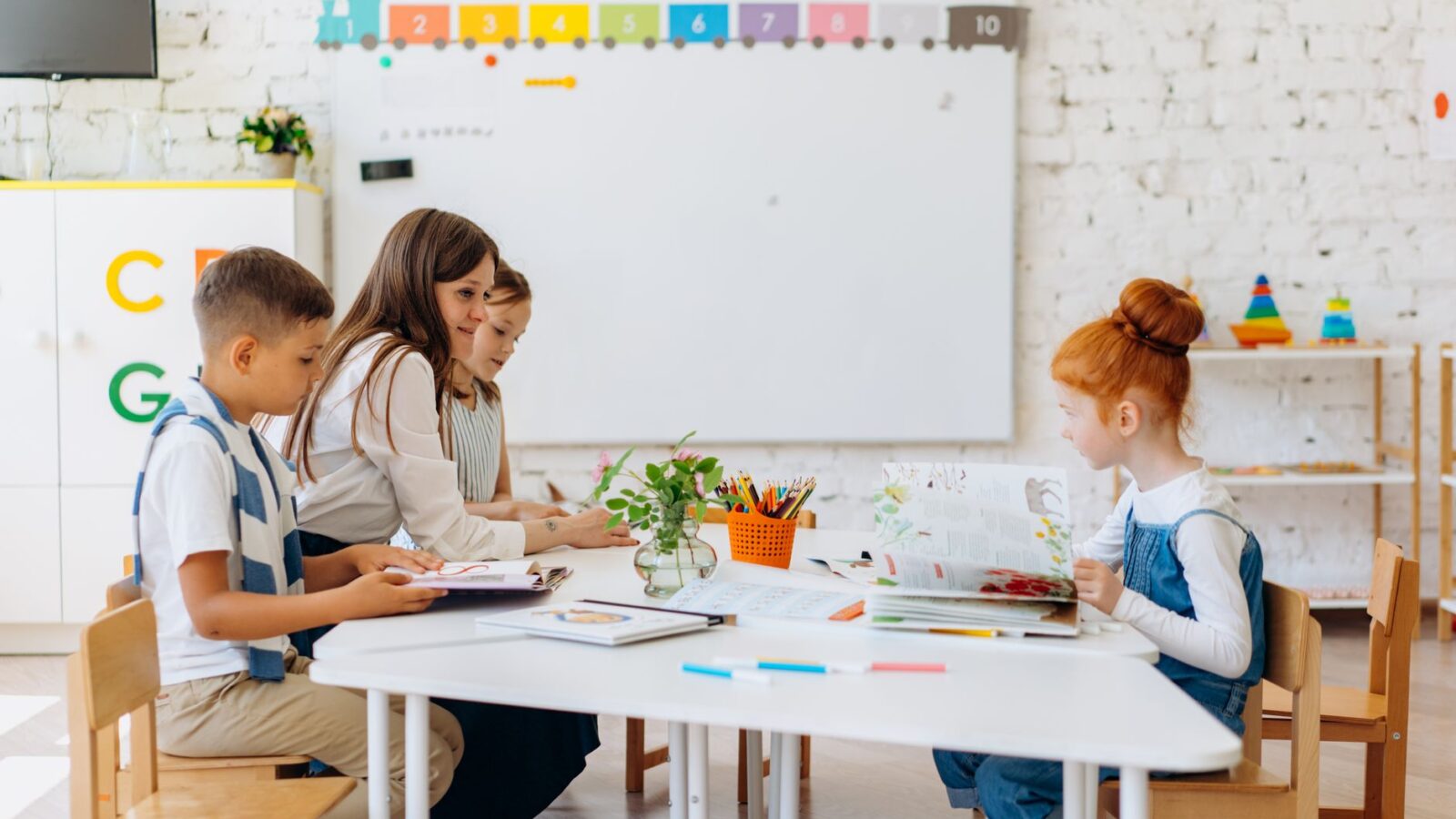 Programa educacional em rede de escolas | Foto: Mikhail Nilov / Pexels