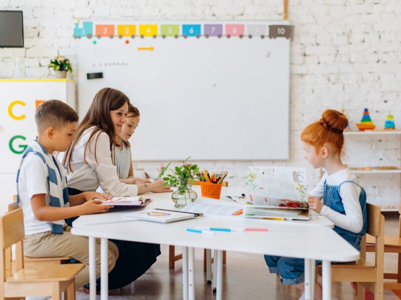 Programa educacional em rede de escolas | Foto: Mikhail Nilov / Pexels