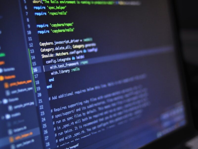 Código e tecnologia representando upskilling corporativo na era da inteligência artificial