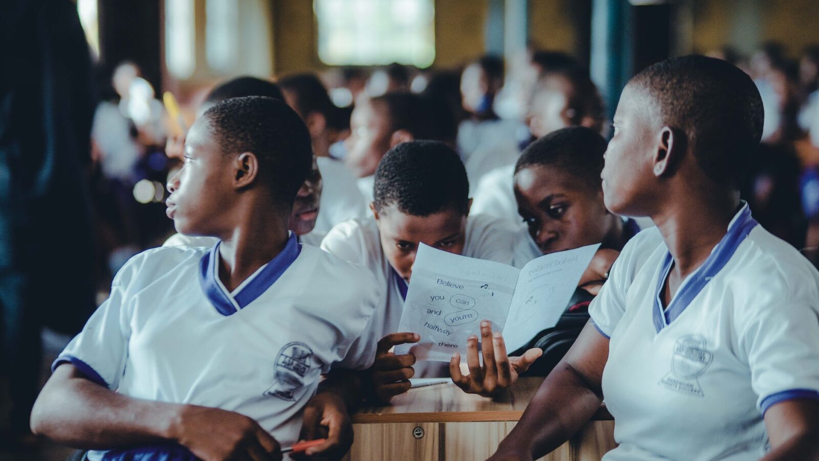 aprendizagem ativa — alunos engajados em discussão em grupo com participação ativa