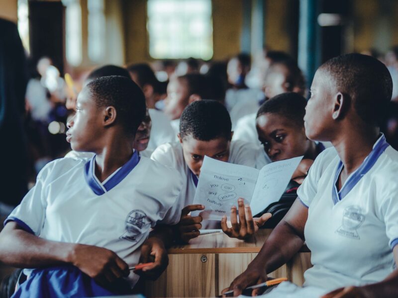 aprendizagem ativa — alunos engajados em discussão em grupo com participação ativa