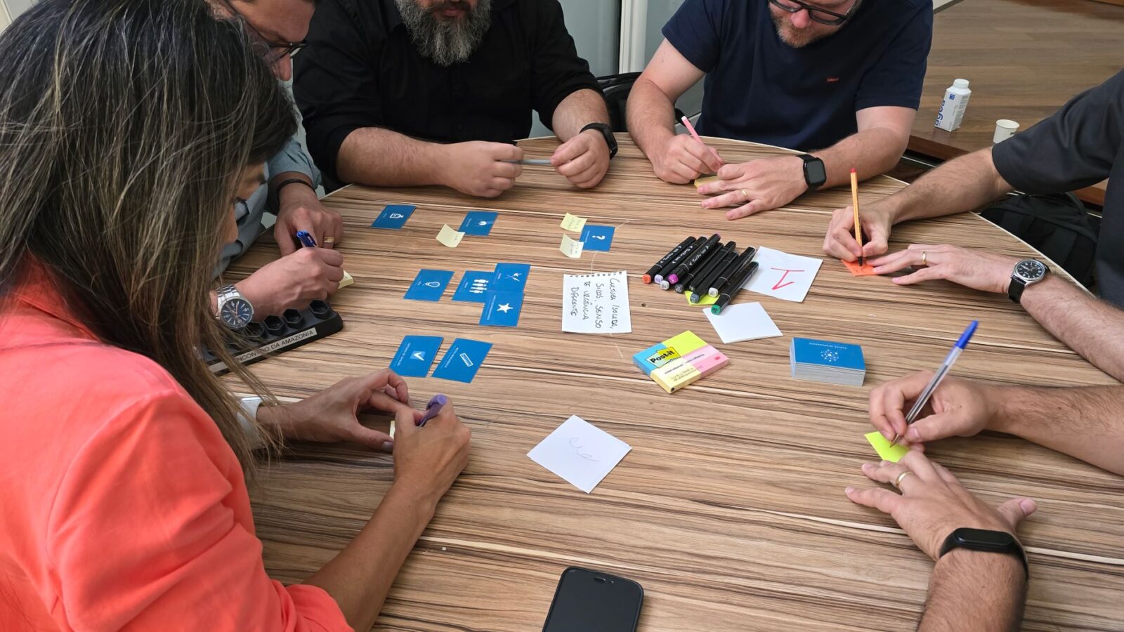 aprendizagem experiencial — profissionais aprendendo fazendo em atividade prática