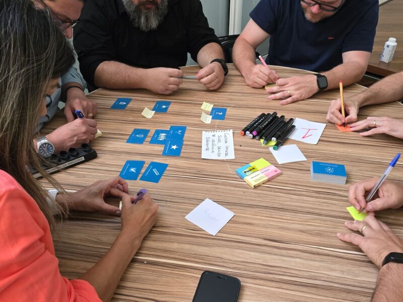 aprendizagem experiencial — profissionais aprendendo fazendo em atividade prática