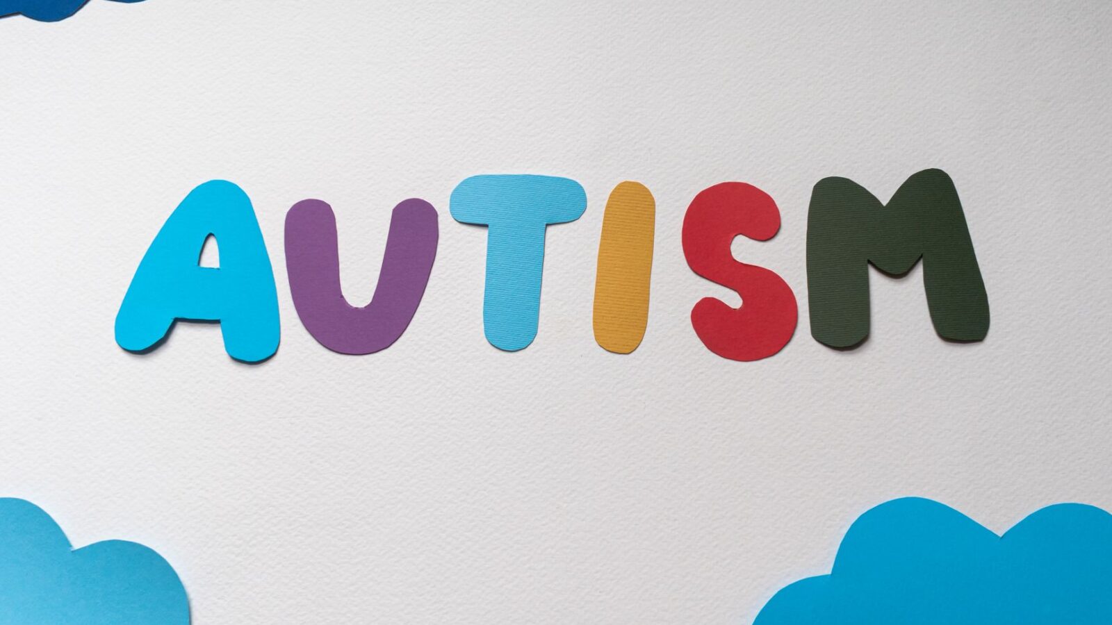autismo na escola — criança com autismo recebendo apoio de professora em sala de aula inclusiva