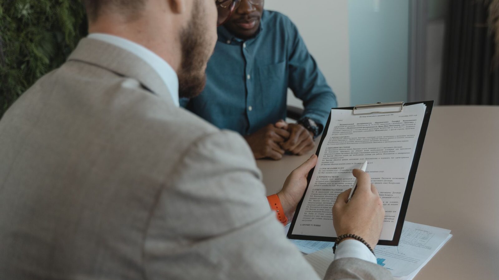 avaliação de desempenho — gestores analisando resultados de equipe