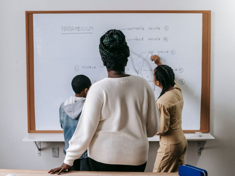 BNCC — professora planejando aulas alinhadas à Base Nacional Comum Curricular