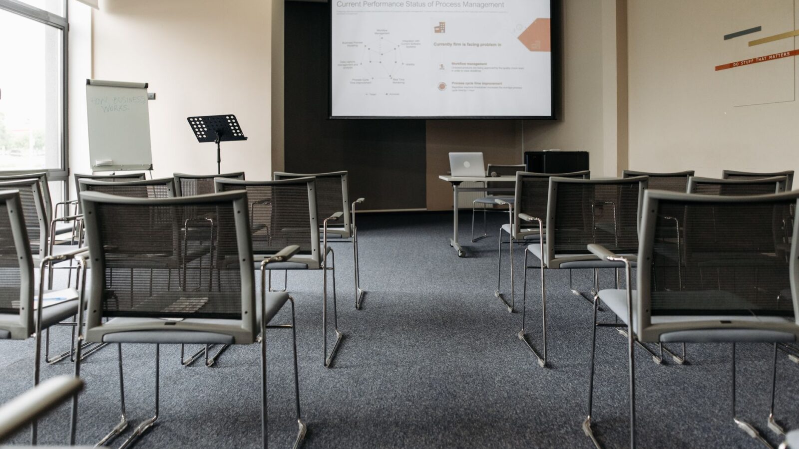 Profissionais em capacitação profissional dentro de ambiente corporativo