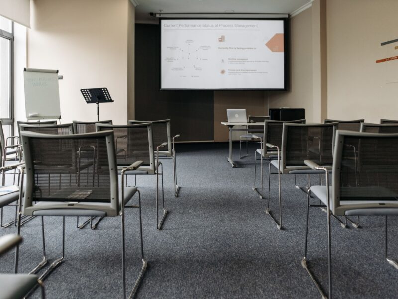 Profissionais em capacitação profissional dentro de ambiente corporativo