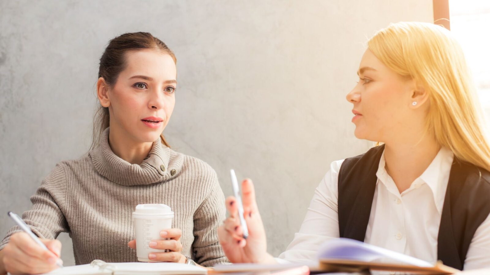coaching executivo — líder em sessão de desenvolvimento com coach